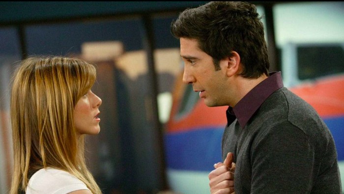 Transformasi Rambut Jennifer Aniston di Friends 382997 01: From l-r: Lisa Kudrow (as Phoebe), Jennifer Aniston (as Rachel) and Courteney Cox (as Monica) act in a scene from Friends (Season 7, The One With The Nap Partners). (Photo by NBC/Newsmakers)