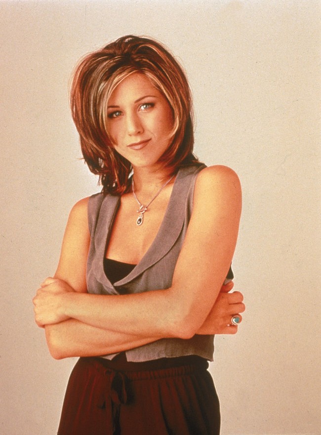 Inilah penampilan Rachel Green di Friends musim kedua. Menurut E! News, hair-do bergaya semi-bob ciptaan hair stylist Chris McMillan untuk Rachel di musim kedua lah yang akhirnya menciptakan fenomena dan menempatkan Jennifer Aniston sebagai trendsetter. Kala itu, tahun 1995, Chris memutuskan untuk mengaplikasikan potongan choppy layers dengan highlight yang tebal. Gaya rambutnya sangat menarik dan sangat berbeda pada masanya, ujar Chris kepada The Telegraph. (Foto: Getty Images/NBC)