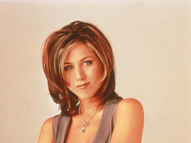 Transformasi Rambut Jennifer Aniston di Friends 382997 01: From l-r: Lisa Kudrow (as Phoebe), Jennifer Aniston (as Rachel) and Courteney Cox (as Monica) act in a scene from