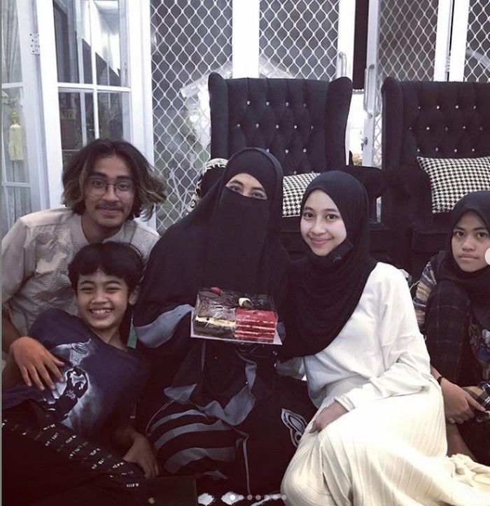 Umi Pipik Serunya Momen Umi Pipik saat Ngopi dan Kulineran Bareng Anak-anak