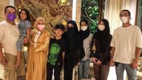 Salah satunya ia sering membagikan momen saat kulineran. Seperti pada saat momen silaturahmi Meisya Siregar ini yang disajikan aneka suguhan makanan. Foto: Instagram @_ummi_pipik_
