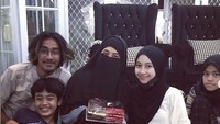 Melalui Instagram, Umi Pipik memberikan klarifikasinya bahwa dalam wawancara bersama dengan wartawan, ia tidak pernah menyebut nama publik figur. Foto: Instagram @_ummi_pipik_
