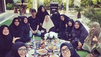 Sama seperti alm suaminya yang dikenal sebagai ustaz gaul, Umi Pipik juga mengikuti jejaknya. Siapa sangka, Umi Pipik sering kulineran seru di kafe-kafe kekinian. Foto: Instagram @_ummi_pipik_