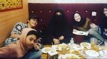 Serunya Momen Umi Pipik saat Ngopi dan Kulineran Bareng Anak-anak
