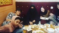 Yang paling sering, Umi Pipik selalu mengajak anak-anaknya kulineran. Salah satunya kulineran di restoran seperti yang terlihat pada foto ini. Foto: Instagram @_ummi_pipik_