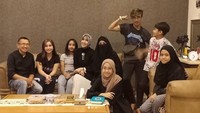 Tak hanya di restoran, Umi Pipik juga sering mengadakan makan-makan bersar dengan mengajak anak-anak dan keluarganya. Foto: Instagram @_ummi_pipik_