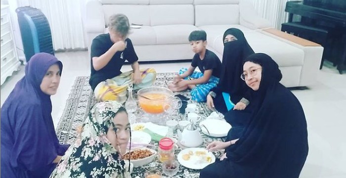 Umi Pipik Serunya Momen Umi Pipik saat Ngopi dan Kulineran Bareng Anak-anak