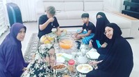 Nah, ini adalah bukti dari keseruan Umi Pipik saat kilineran bersama keluarga. Meski di rumah aja tetapi terasa hangat dan gak kalah seru. Foto: Instagram @_ummi_pipik_