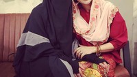 Di Instagramnya ia akan hanya membagikan momen seru bersama orang terdekat. Seperti momen kedekatan bersama Ayu Azhari ini. Foto: Instagram @_ummi_pipik_