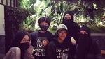 Serunya Momen Umi Pipik saat Ngopi dan Kulineran Bareng Anak-anak