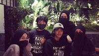 Nama Umi Pipik seketika mencuat karena membongkar soal alm suaminya, Uje melakukan poligami. Hal itu juga menyeret Jennifer Dunn yang disebut-sebut sebagai istri ke-3. Foto: Instagram @_ummi_pipik_
