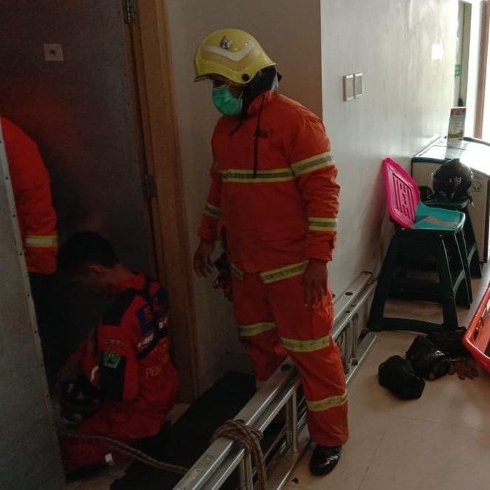 Unit Pemadam Kebakaran (PMK) Kota Malang didatangkan untuk mengevakuasi korban terjepit lift hotel ibis