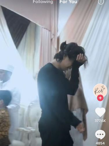 Viral kisah pria memeluk pengantin wanita di atas pelaminan.