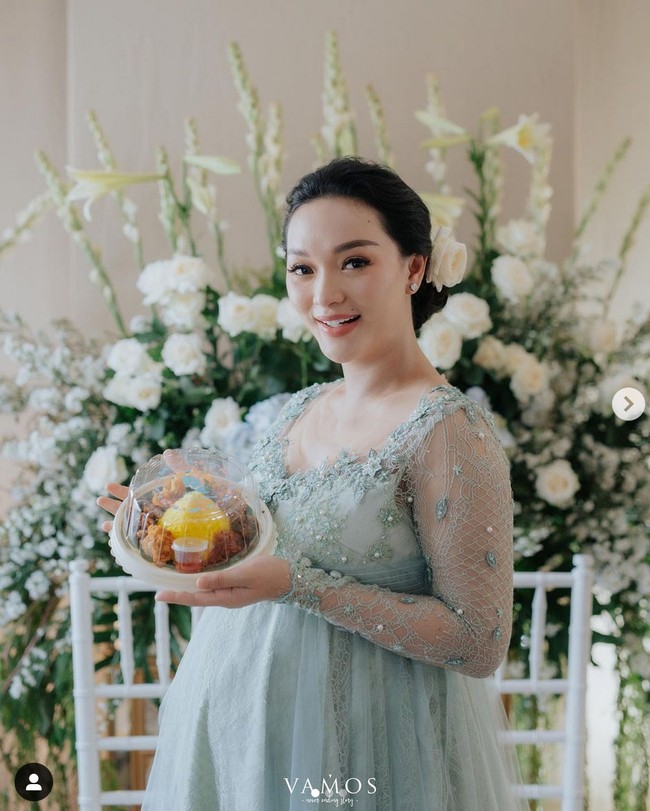 Zaskia Gotik menjalani program penurunan berat badan dengan didampingi dokter sebagai konsultan diet dan kesehatan. Setelah melahirkan, berat badannya memang bertambah dan pipinya pun jadi chubby. Foto: Instagram/@zaskia_gotix