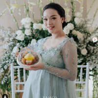 Zaskia Gotik menjalani program penurunan berat badan dengan didampingi dokter sebagai konsultan diet dan kesehatan. Setelah melahirkan, berat badannya memang bertambah dan pipinya pun jadi chubby. Foto: Instagram/@zaskia_gotix