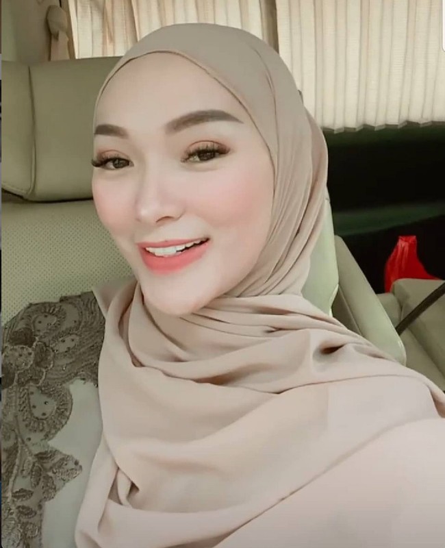 Penyanyi 31 tahun ini masih perlu menurunkan bobot 8 kg lagi untuk kembali ke berat badan semula atau sebelum hamil dan melahirkan. Foto: Instagram/@zaskia_gotix