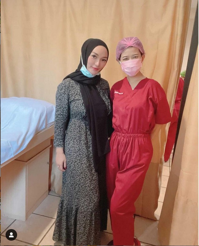 Zaskia Gotik mengaku diet yang dijalaninya tidaklah menyiksa. Sang dokter pun tidak merekomendasikan untuk diet terlalu ketat. Foto: Instagram/@zaskia_gotix
