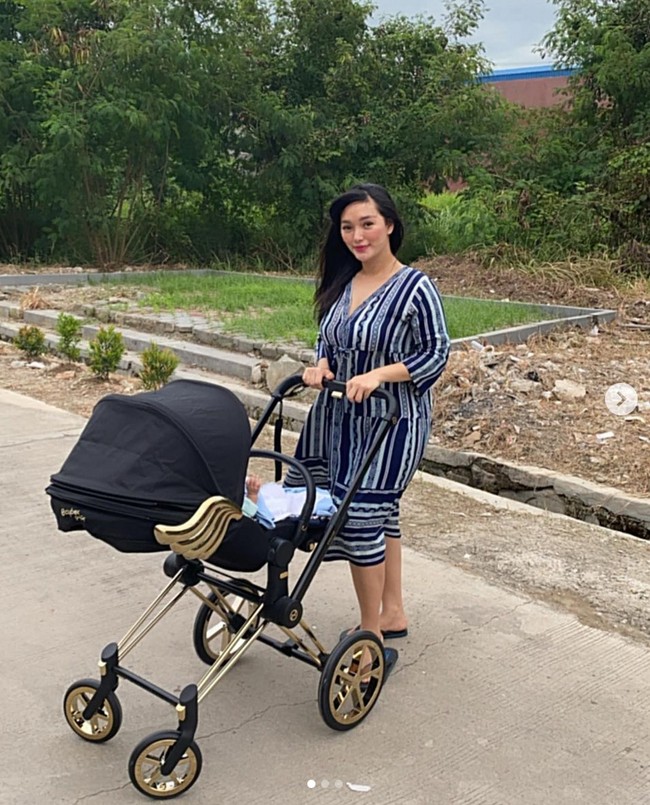 Pedangdut yang akrab disapa Eneng ini mempercayakan program dietnya kepada dokter bernama Cissie Nugraha. Dokter ini cukup terkenal di kalangan selebriti yang ingin merampingkan tubuh, dan salah satu kliennya yang berhasil adalah Melly Goeslaw. Foto: Instagram/@zaskia_gotix