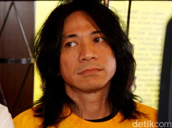 FILE FOTO: Abdee Negara atau yang akrab dipanggil Abdee Slank saat tampil bermusik dengan grup bandnya Slank, di Jakarta