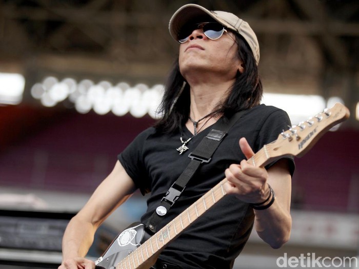 Aksi Panggung Abdee Slank Aksi Panggung Abdee Slank saat konser May Day di Jakarta. Abdee Negara atau yang akrab disapa Abdee Slank didapuk menjadi komisaris Telkom.