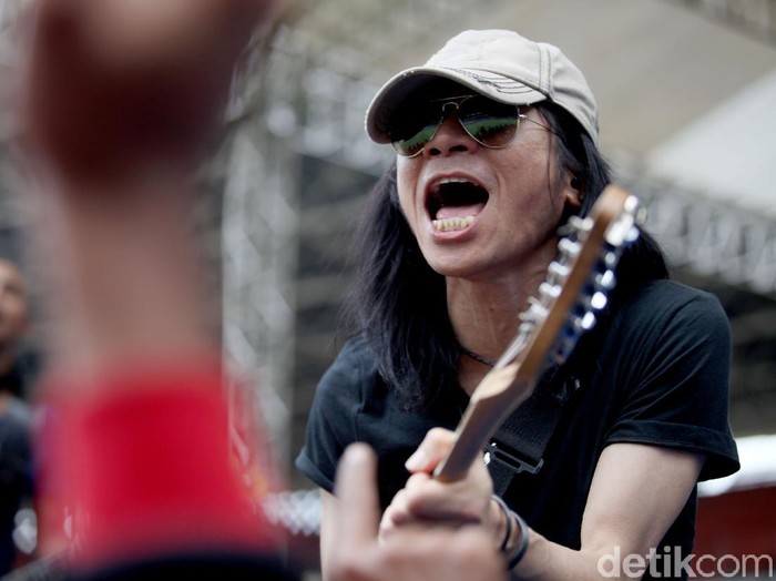 Aksi Panggung Abdee Slank saat konser May Day di Jakarta. Abdee Negara atau yang akrab disapa Abdee Slank didapuk menjadi komisaris Telkom.