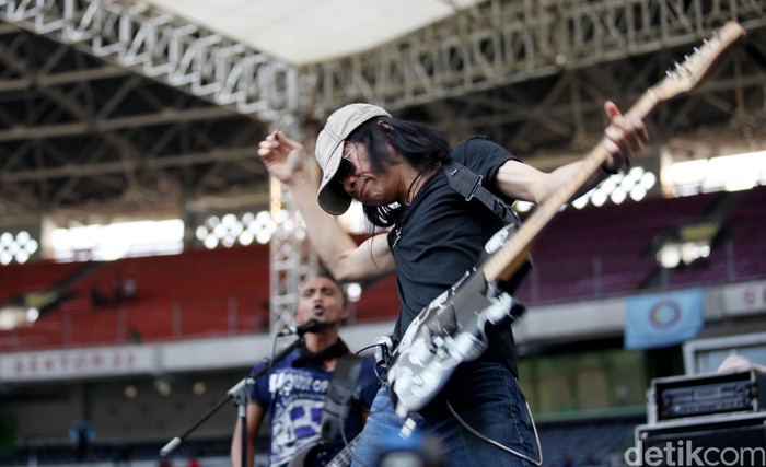 Aksi Panggung Abdee Slank saat konser May Day di Jakarta. Abdee Negara atau yang akrab disapa Abdee Slank didapuk menjadi komisaris Telkom.