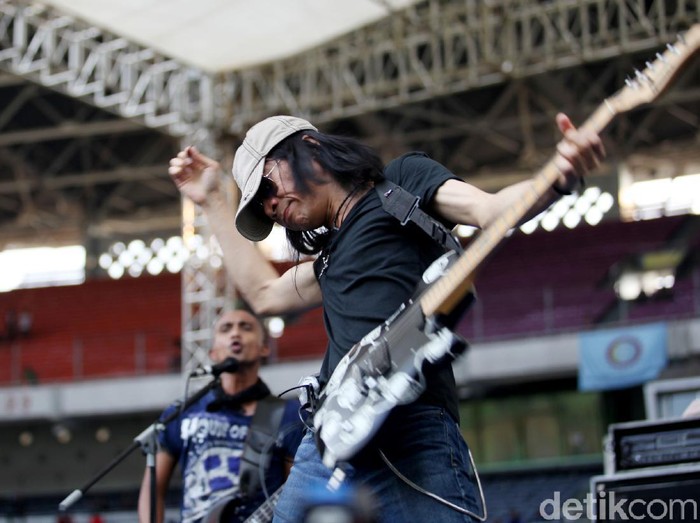 Aksi Panggung Abdee Slank saat konser May Day di Jakarta. Abdee Negara atau yang akrab disapa Abdee Slank didapuk menjadi komisaris Telkom.