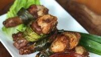 Ayam goreng bungkus pandan ini selalu jadi menu andalan di retoran Thailand. Ayam berbumbu dibungkus daun pandan lalu digoreng kering. Wangi sekaligus gurih. Cara membuatnya ada di sini! Foto: Dok. Masak Masak TransTV