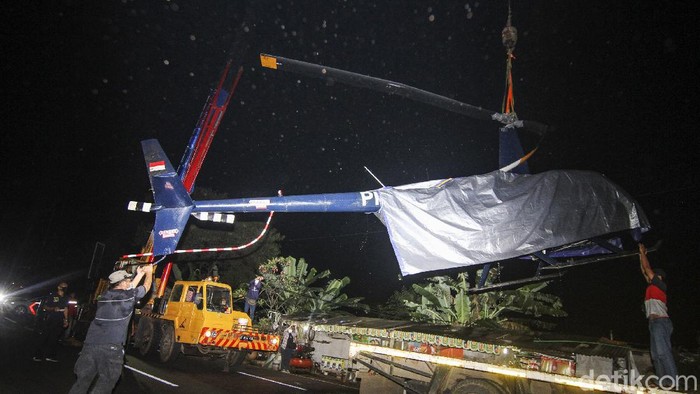 Bangkai Heli Jatuh di Danau Buperta Sudah Dievakuasi Sejumlah warga melihat proses evakuasi pengankatan helikopter latih yang jatuh di Setu Rawa Jemblong, Buperta, Depok, Jawa Barat, Sabtu (29/5/2021) dini hari. Kecelakaan helikopter latih jenis Robinson R44 yang terjatuh pada Jumat (28/5) pukul 09.15 WIB tersebut tidak menyebabkan korban jiwa. ANTARA FOTO/Asprilla Dwi Adha/hp.