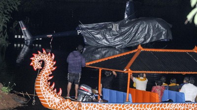 Detik-detik Evakuasi Bangkai Heli yang Jatuh di Danau Buperta