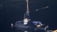 Petugas KNKT melakukan proses evakuasi helikopter latih yang jatuh di Setu Rawa Jemblong, Buperta, Depok, Jawa Barat, Sabtu (29/5/2021) dini hari.