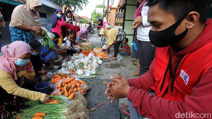 Belanja Sayur Bisa Bayar Seiklasnya di Solo Relawan menggelar kegiatan Belanja Bayar Bebas (B3) dan bayar seikhlasnya di Kampung Mipitan, Mojo, Solo, Jawa Tengah, Sabtu (29/5). B3 hanya diselenggarakan setiap Sabtu.