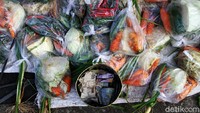 Sekali menggelar dagangan sayur, relawan mendapatkan uang Rp 400 ribu hingga Rp 500 ribu sebagai modal untuk dibelanjakan lagi pada Jumat depan di pasar Tawangmangu, Karanganyar.
