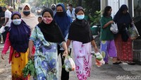 Warga menenteng aneka sayuran yang dibeli dari relawan di Kampung Mipitan, Solo. Mereka membeli sayuran itu dengan membayar seiklasnya.