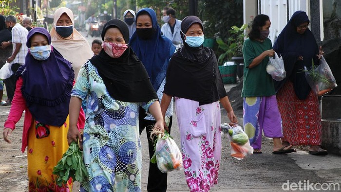 Belanja Sayur Bisa Bayar Seiklasnya di Solo Relawan menggelar kegiatan Belanja Bayar Bebas (B3) dan bayar seikhlasnya di Kampung Mipitan, Mojo, Solo, Jawa Tengah, Sabtu (29/5). B3 hanya diselenggarakan setiap Sabtu.