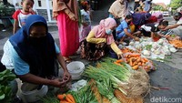 Warga antre untuk memilih sayuran yang digelar oleh relawan di Kampung Mipitan, Mojo, Solo, Jawa Tengah, Sabtu (29/5/2021).