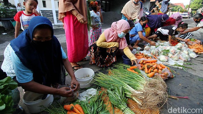 Belanja Sayur Bisa Bayar Seiklasnya di Solo Relawan menggelar kegiatan Belanja Bayar Bebas (B3) dan bayar seikhlasnya di Kampung Mipitan, Mojo, Solo, Jawa Tengah, Sabtu (29/5). B3 hanya diselenggarakan setiap Sabtu.