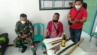 Petugas juga menyita barang bukti senjata tajam dari pria berusia 45 tahun tersebut.