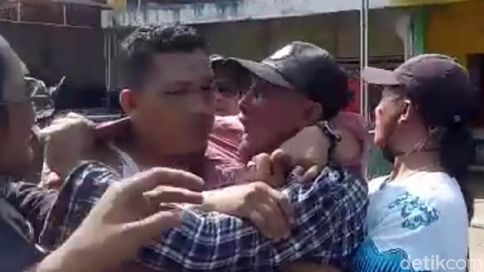 Dadang 'Buaya' yang Serang Markas TNI-Polri di Garut Dibekuk Kelompok preman Dadang 'Buaya' Cs menyerang markas Koramil dan Polsek Pameungpeuk Garut. Dadang akhirnya ditangkap petugas gabungan.