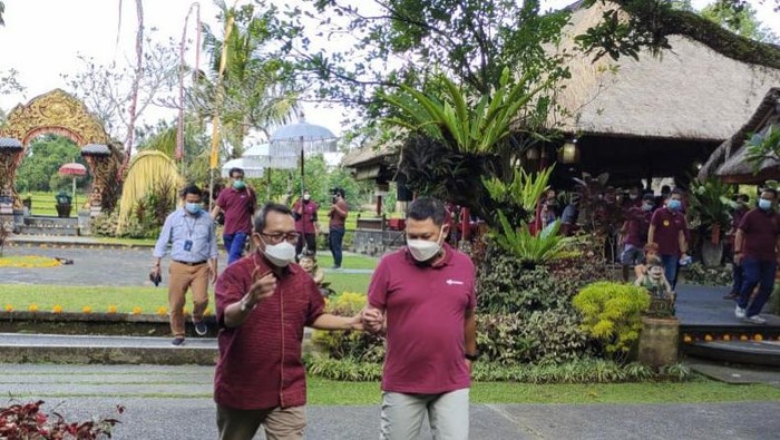 Kepala Bank Indonesia Perwakilan Bali Trisno Nugroho (kiri) berbincang dengan Corporate Secretary Bank Mandiri Rudi As Aturridha (kanan), seusai diskusi tentang kondisi perekonomian Bali, sepanjang pandemi Covid-19, pada acara Himbara Media Gathering, di Ubud, Jumat (28/5).
Bank Indonesia Kantor Perwakilan Bali mendorong Bank Mandiri dan anggota Himbara untuk mempromosikan pariwisata serta menyalurkan kredit ke sektor UMKM dan pertanian  dalam memulihkan ekonomi Bali.