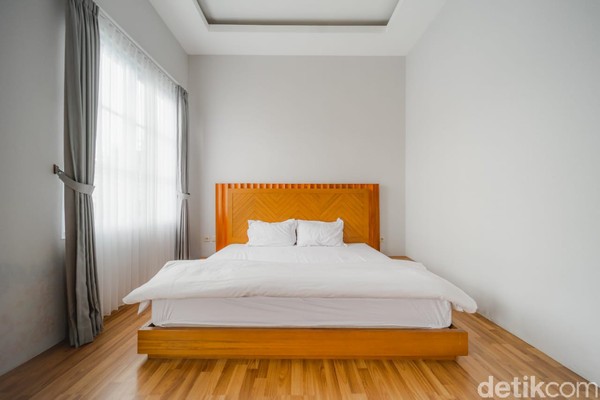 Di Dream Belle Villa, Lembang, pengunjung bisa menginap di sebuah villa yang di dalamnya terdapat empat kamar dengan dekorasi dan suasana yang berbeda satu sama lain. Untuk menginap di sini, pengunjung cukup merogoh kocek Rp 400 ribu untuk weekdays, dan Rp 485 ribu. Di Dream Belle Villa, Lembang, pengunjung bisa menginap di sebuah villa yang di dalamnya terdapat empat kamar dengan dekorasi dan suasana yang berbeda satu sama lain. Untuk menginap di sini, pengunjung cukup merogoh kocek Rp 400 ribu untuk weekdays, dan Rp 485 ribu.