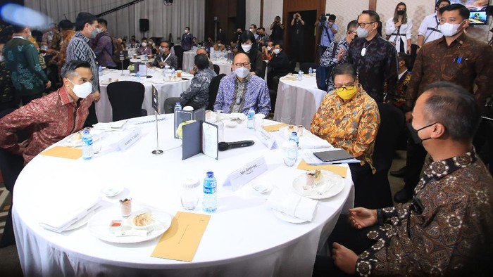 Calon Ketua Umum Kadin Indonesia Anindya Bakrie (kiri), Ketua Kadin Indonesia Rosan P Roeslani (kedua kiri), Menteri Koordinator Bidang Perekonomian Airlangga Hartarto (kedua kanan) dan Menteri Perindustrian Agus Gumiwang Kartasasmita (kanan) dalam acara Silaturahim Nasional Kadin Indonesia di Jakarta, Jumat 28 Mei 2021. Musyawarah Nasional atau Munas Kamar Dagang dan Industri Indonesia (Kadin) ke-VIII, rencananya akan digelar di Bali. Seluruh komponen masyarakat turut menyambut baik dan bersiap menyukseskan jalannya Munas Kadin VIII ini.