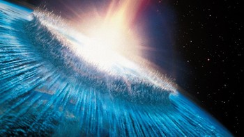 Deep Impact merupakan film bencana alam tahun 1998 yang disebabkan oleh jatuhnya asteroid ke bumi. Dentumannya yang begitu keras menerjang lautan menciptakan gelombang tsunami setinggi gedung-gedung pencakar langit. Film ini diperankan bintang-bintang ternama, termasuk Morgan Freeman, Elijah Wood dan Tea Leoni. Foto: IMDB