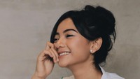Nah, ini menjadi salah satu bukti bahwa Glenca memang penggemar kopi. Ia berpose sambil memegang kopi dari gerai terkenal. Foto: Instagram @glencachysaraofficial