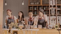 Nah, kalau yang satu ini adalah momen Glenca kala dirinya menjadi barista bersama teman-teman. Glenca memang dikenal doyan ngopi. Foto: Instagram @glencachysaraofficial