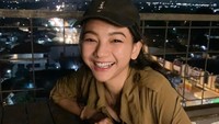 Selayaknya anak-anak milenial lainnya, Glenca juga hobi nongkrong di kafe kekinian. Nah, ini adalah momen Glenca saat nongkrong di kafe rooftop. Foto: Instagram @glencachysaraofficial