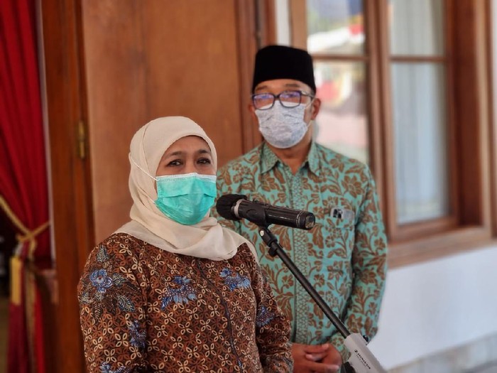 Gubernur Jawa Barat Ridwan Kamil mendadak menemui Gubernur Jawa Timur Khofifah Indar Parawansa di Gedung Negara Grahadi, Sabtu (29/5/2021) siang. Apa yang dibahas keduanya?