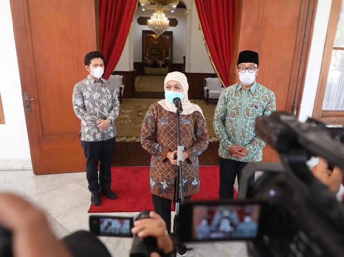 Gubernur Jawa Barat Ridwan Kamil mendadak menemui Gubernur Jawa Timur Khofifah Indar Parawansa di Gedung Negara Grahadi, Sabtu (29/5/2021) siang. Apa yang dibahas keduanya?