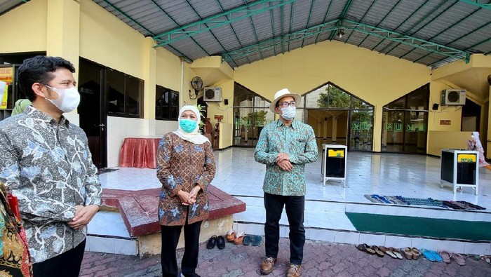 Gubernur Jawa Barat Ridwan Kamil mendadak menemui Gubernur Jawa Timur Khofifah Indar Parawansa di Gedung Negara Grahadi, Sabtu (29/5/2021) siang. Apa yang dibahas keduanya?