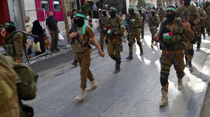 Hamas Gelar Parade Militer di Gaza Ribuan petempur Hamas mengadakan parade militer di Jalur Gaza bagian selatan. Parade militer dilakukan setelah seminggu gencatan senjata dengan Israel.
